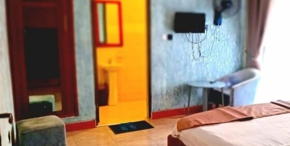 Single Room, Balcony | Bathroom | Slippers, towels, soap, shampoo