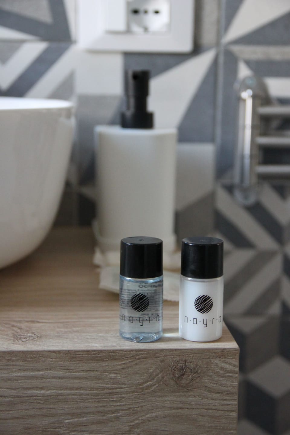 Classic Double Room | Bathroom | Shower, free toiletries, bidet, towels