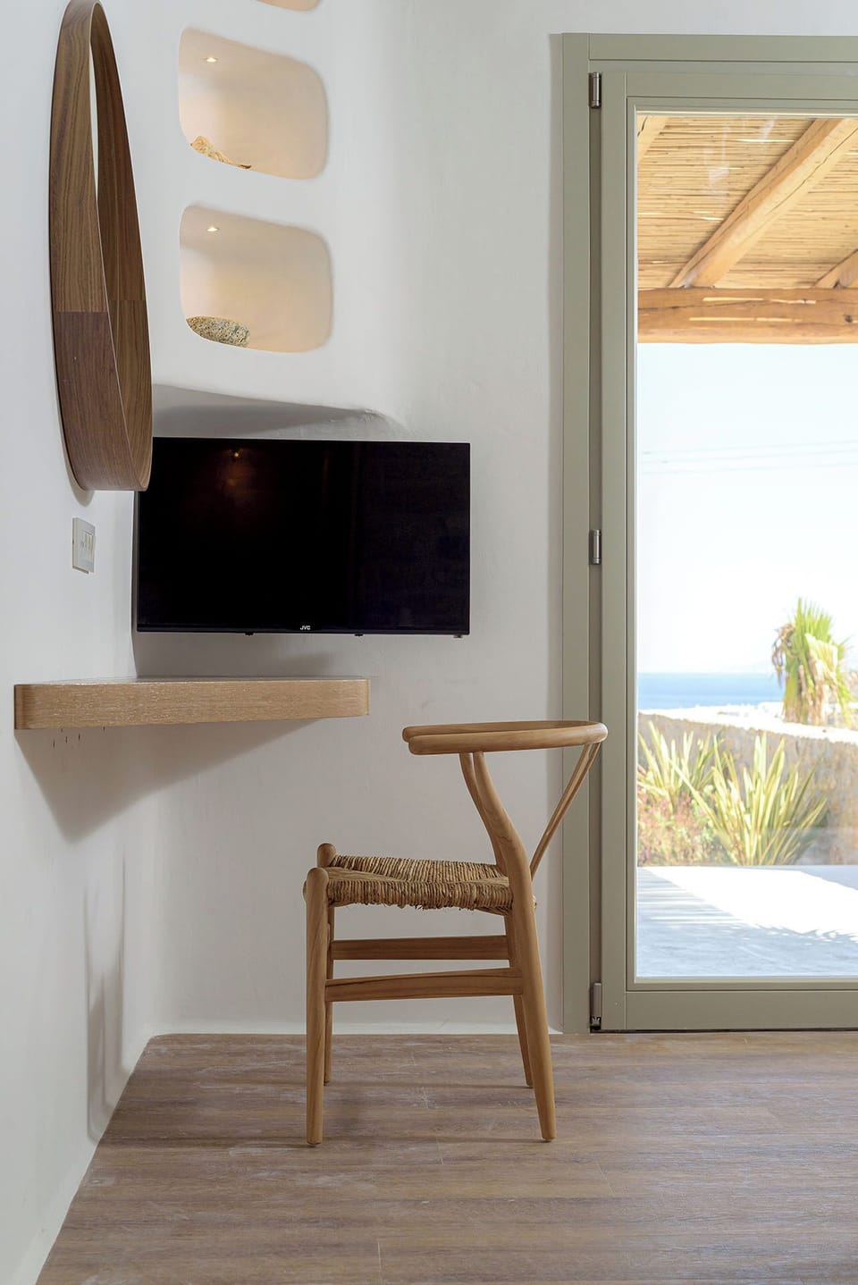 4 bedrooms, soundproofing, iron/ironing board