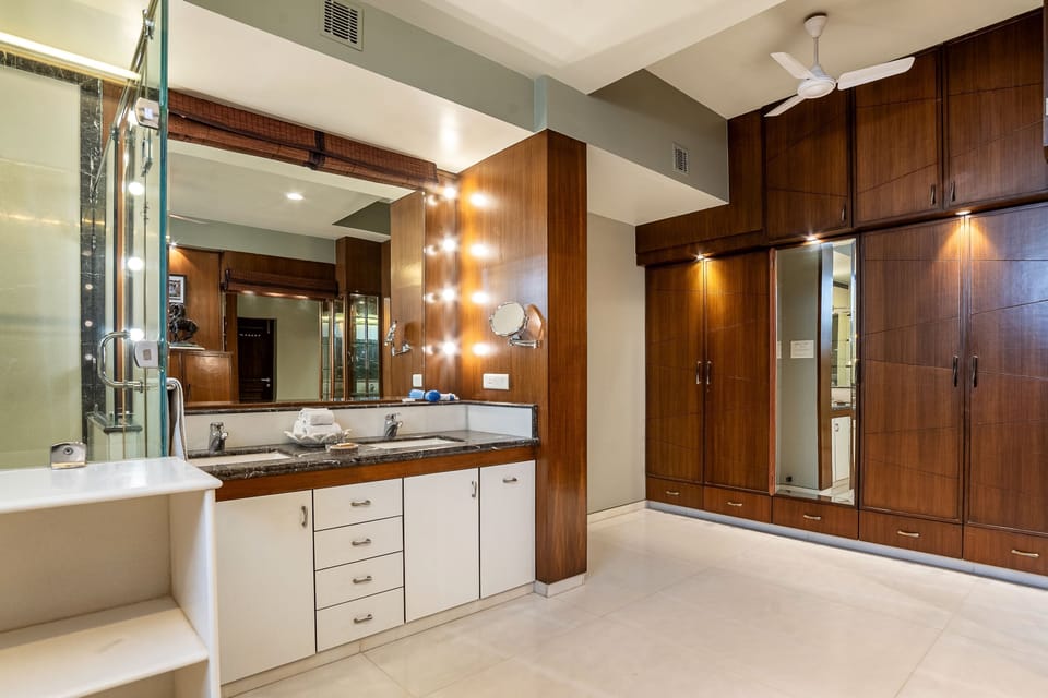Marigold Suite Balcony Garden View | Bathroom | Shower, free toiletries, hair dryer, slippers