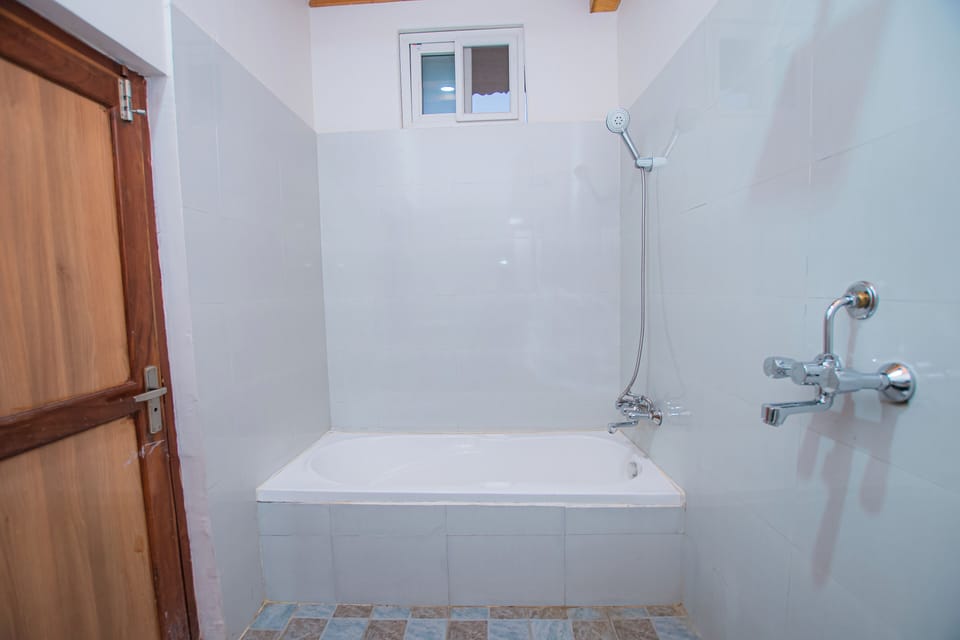 Super Deluxe Room | Bathroom | Shower, towels, soap, shampoo