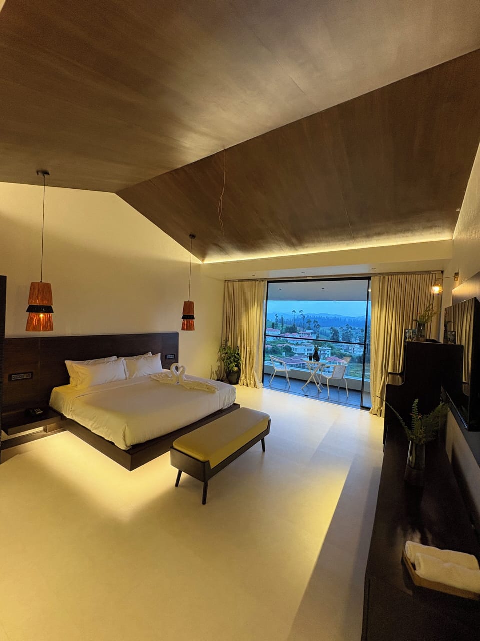 Executive Suite, Mountain View | Desk, free WiFi, bed sheets