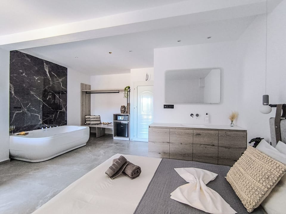 Junior Studio Suite, Balcony, Pool View | Free WiFi, bed sheets