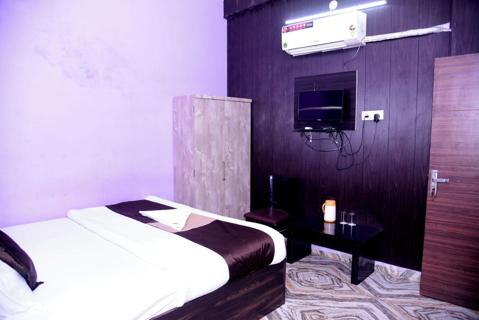 Deluxe Double Room | Desk