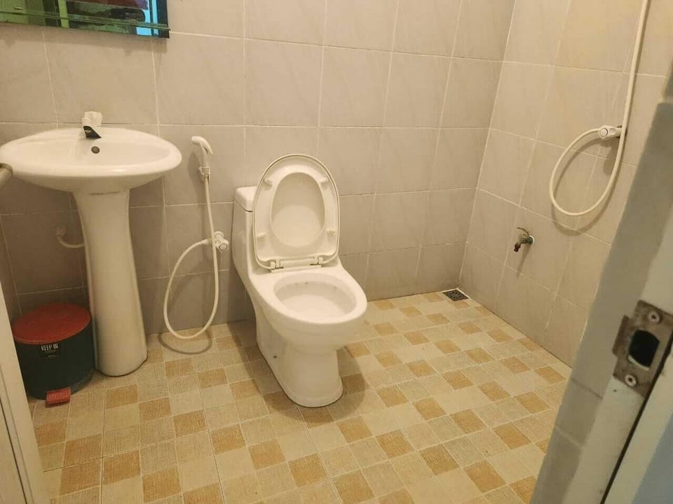 Double or Twin Room | Bathroom | Shower, rainfall showerhead, towels, soap