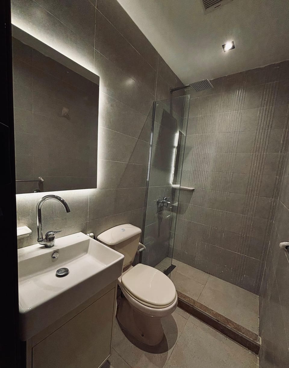 Queen Room | Bathroom | Shower, eco-friendly toiletries, hair dryer, slippers
