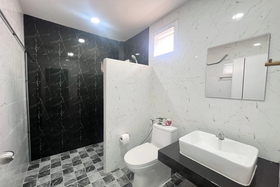 Standard Double Room | Bathroom | Shower, rainfall showerhead, free toiletries, towels