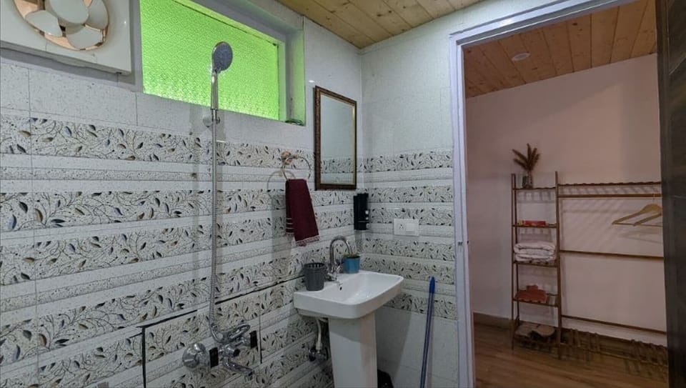 Deluxe Double Room, Mountain View | Bathroom