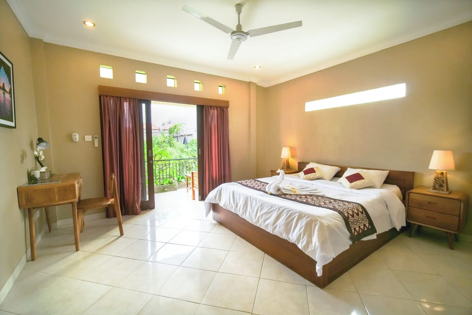Superior Double Room, City View | Desk
