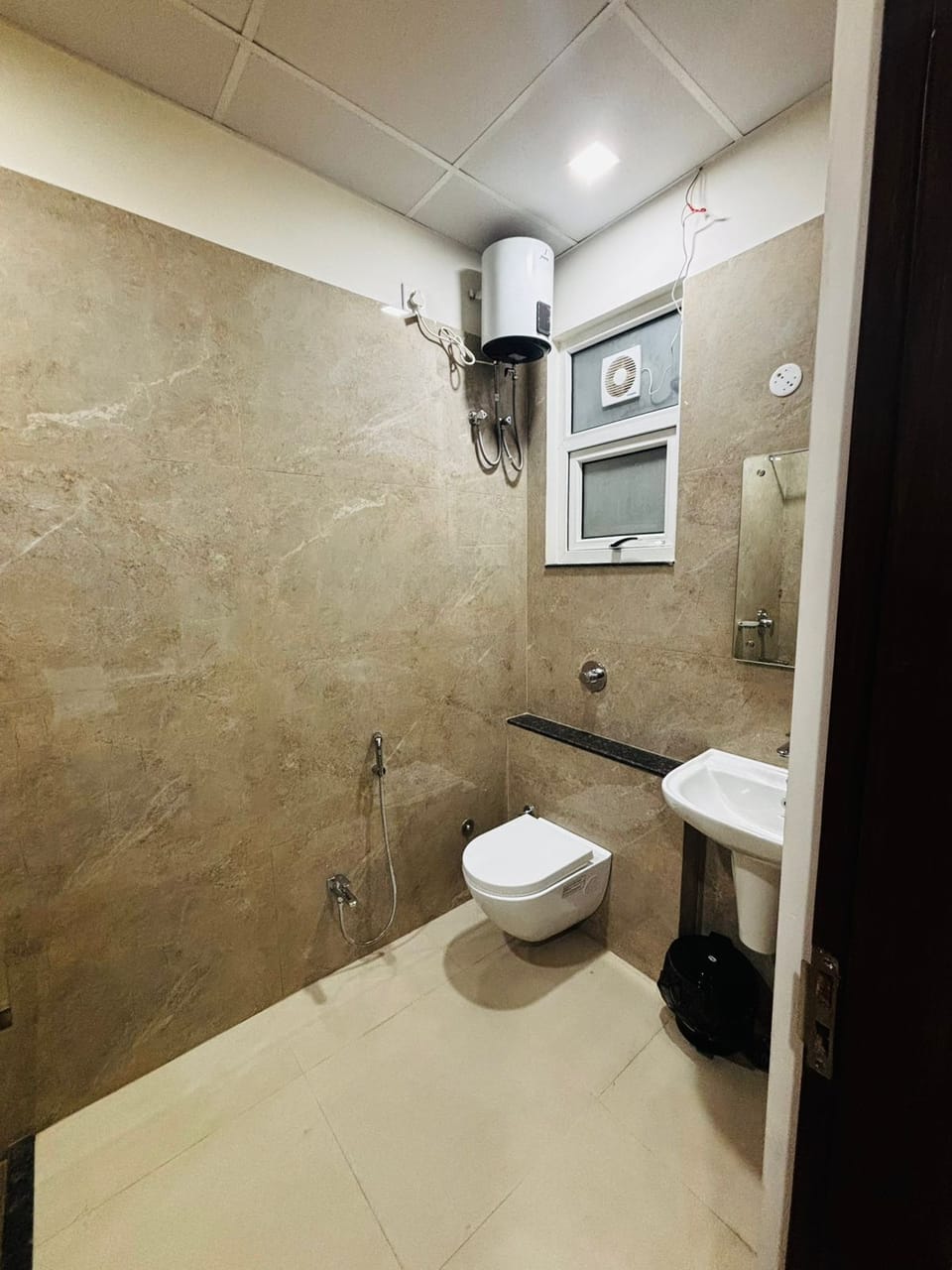 Classic Double Room | Bathroom | Towels, soap, toilet paper