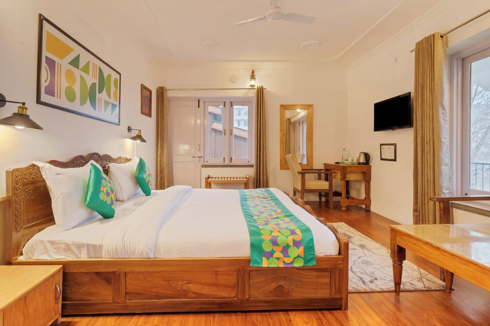 Premium Room | Desk, blackout drapes, iron/ironing board, individually furnished
