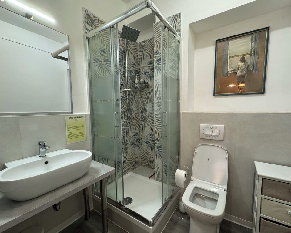 Orange room, family double | Bathroom | Hair dryer, bidet, towels, soap