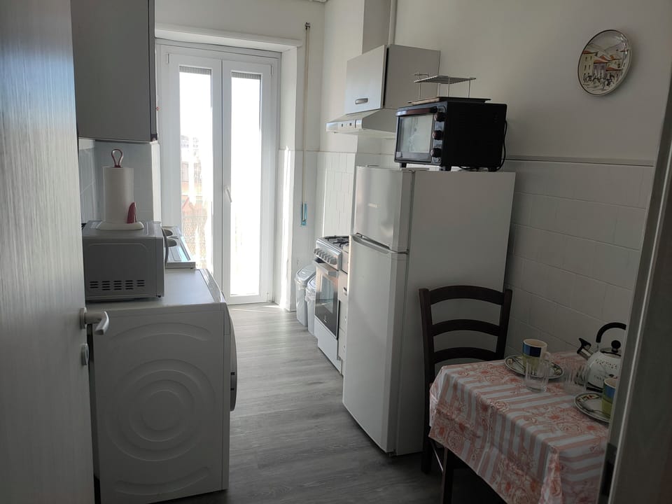 Purple room | Shared kitchen | Shared fridge, microwave