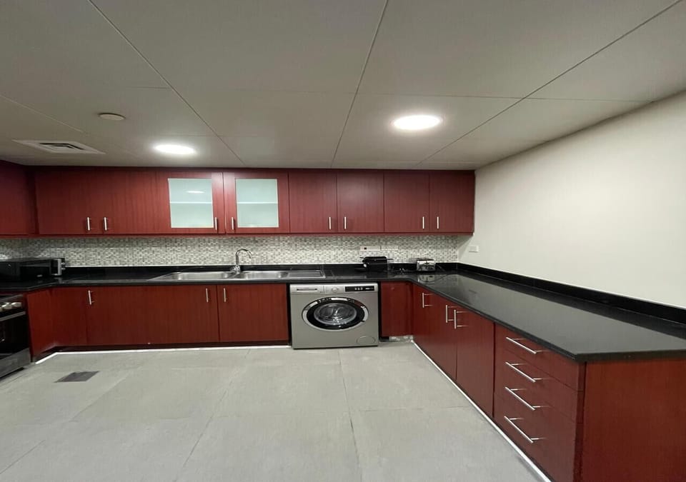 Full-size fridge, microwave, oven, stovetop