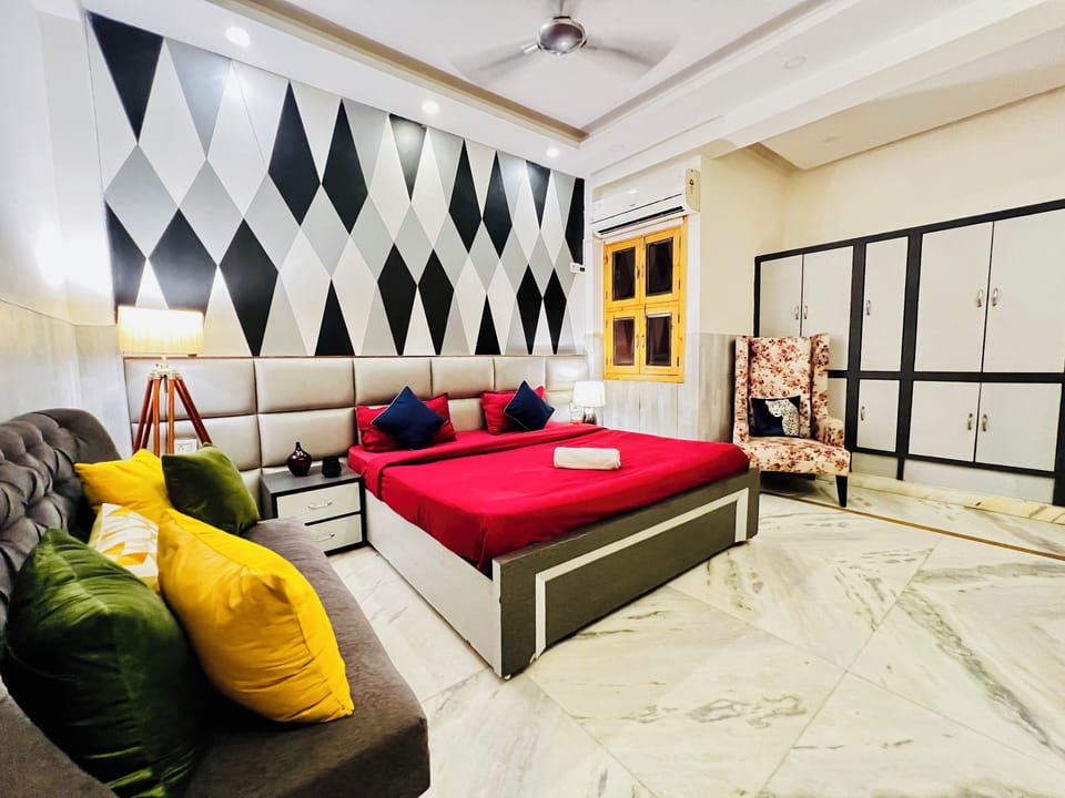 Elite Triple Room, 1 King Bed | Desk, laptop workspace, free WiFi, bed sheets