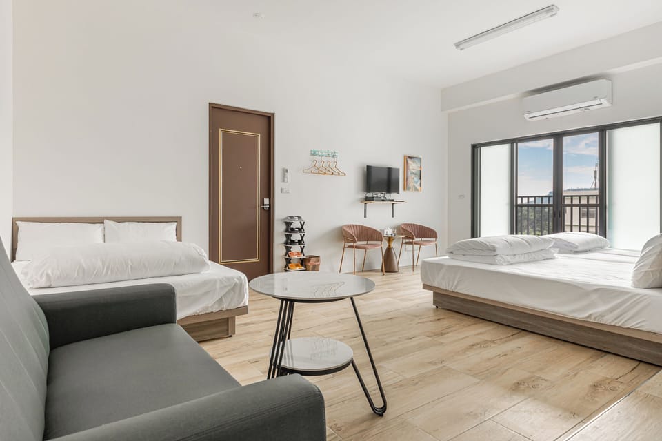 Family Room with Balcony | Blackout drapes, free WiFi, bed sheets