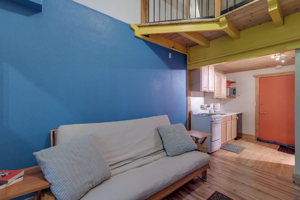 Apartment, 1 Bedroom, Smoking, Fireplace | Living room