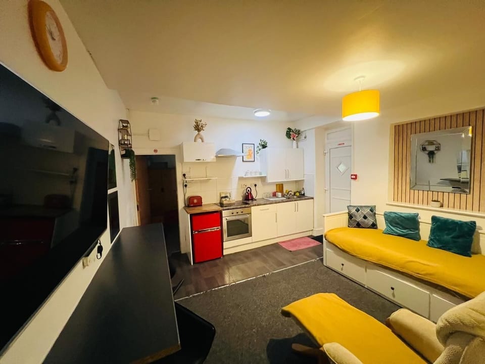 Deluxe Apartment | In-room safe, desk, laptop workspace, iron/ironing board