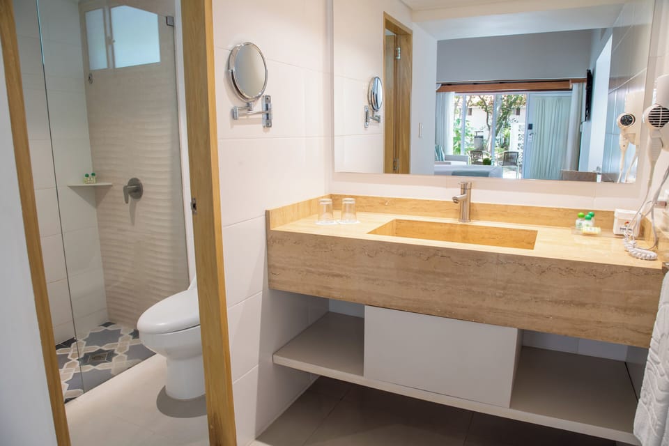 Standard Bungalow, Garden View | Bathroom | Rainfall showerhead, free toiletries, towels