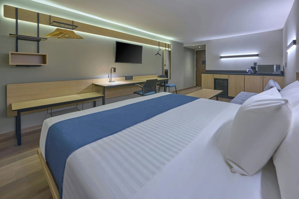 Suite, 1 King Bed, City View | Desk, blackout drapes, iron/ironing board, WiFi (free)