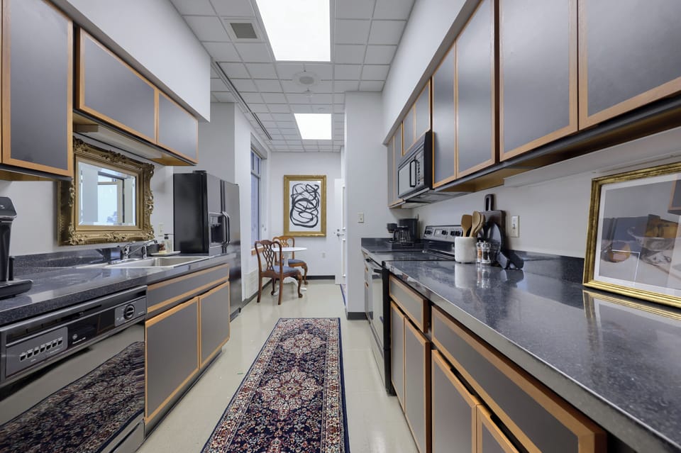 Luxury Suite, 1 King Bed, Kitchen, City View | In-room dining