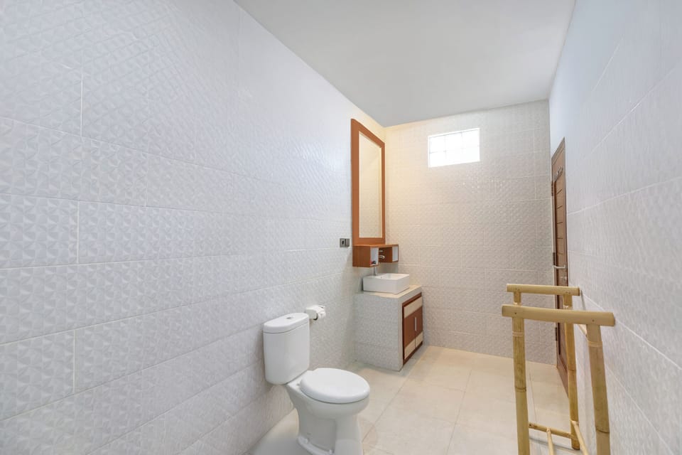 Shower, free toiletries, bidet, toilet paper