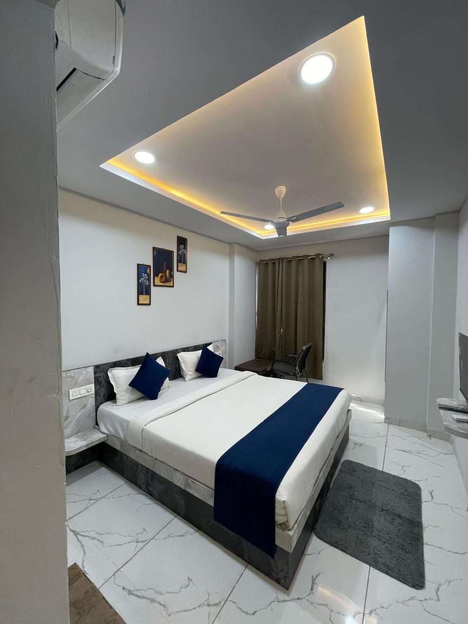Elite Room | Desk, WiFi (free), bed sheets