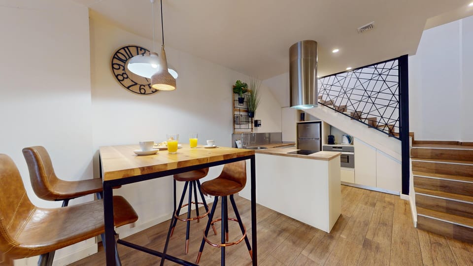 Premium Penthouse | Private kitchen | Fridge, microwave, oven, cookware/dishes/utensils