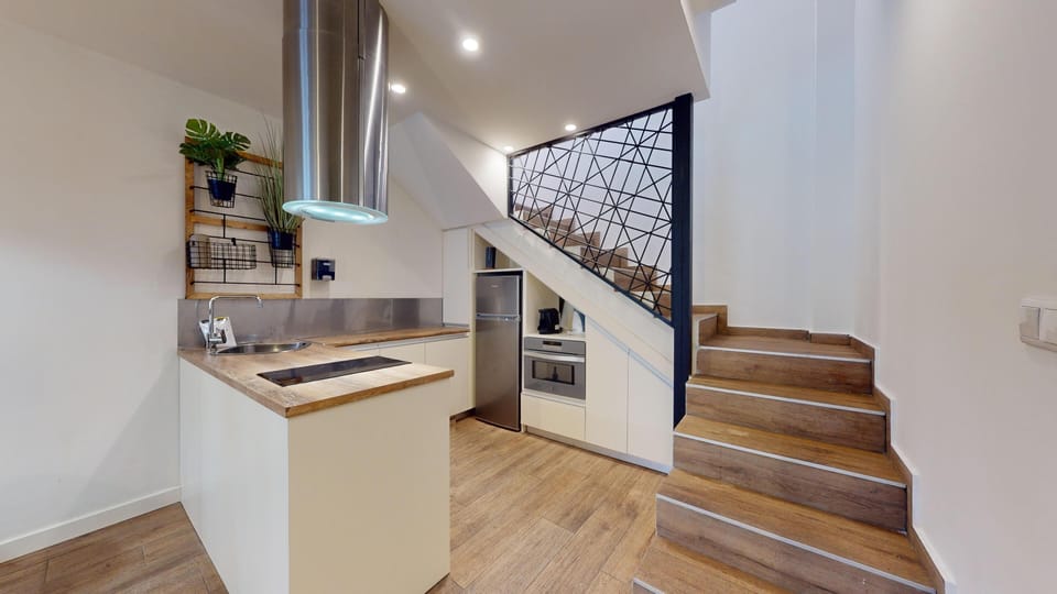 Premium Penthouse | Private kitchen | Fridge, microwave, oven, cookware/dishes/utensils