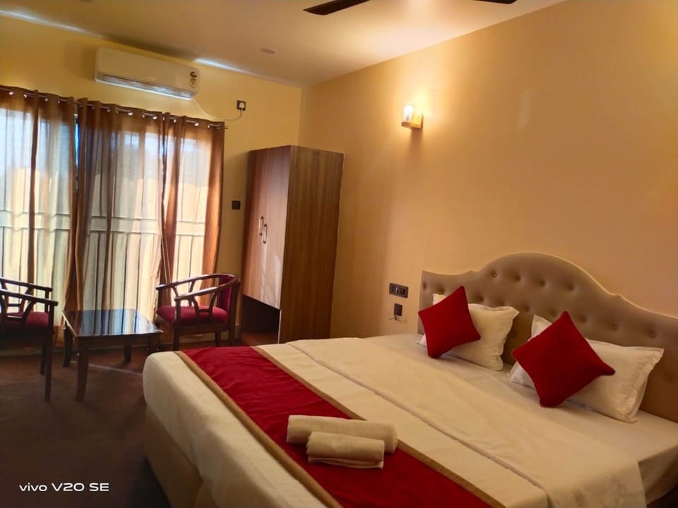 Deluxe Double Room | Laptop workspace, soundproofing, WiFi (free), bed sheets