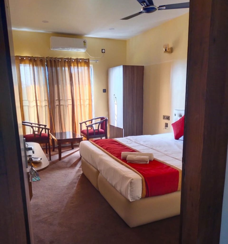 Deluxe Double Room | Laptop workspace, soundproofing, WiFi (free), bed sheets