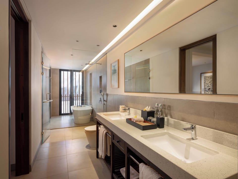 Separate tub and shower, rainfall showerhead, free toiletries
