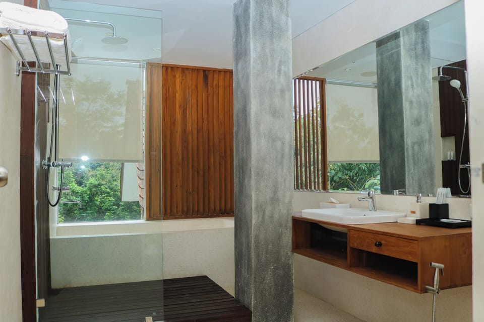 Junior Suite, Garden View | Bathroom | Hair dryer, slippers, bidet, towels