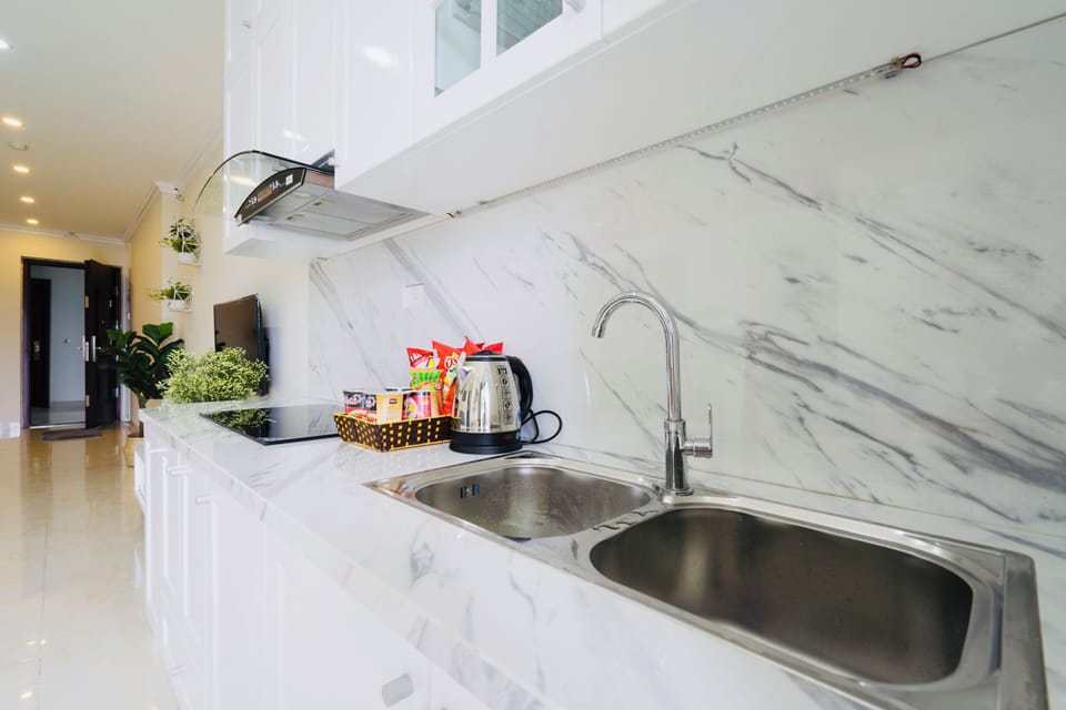 Family Apartment, Balcony, Bay View | Private kitchen | Fridge, microwave, oven, stovetop