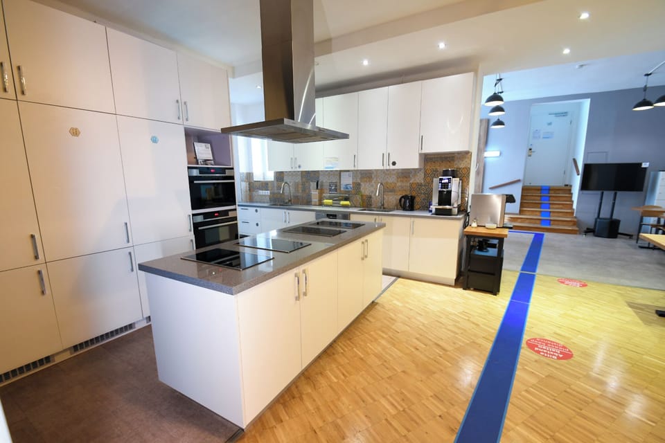 Single Capsule | Private kitchen | Full-size fridge, microwave, oven, stovetop