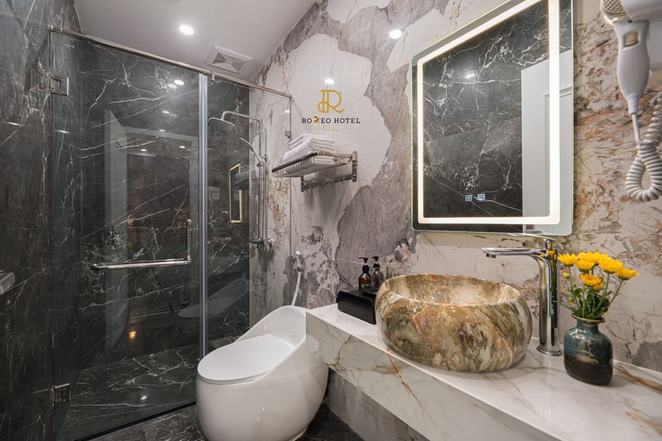 Deluxe Room | Bathroom | Shower, free toiletries, towels, soap