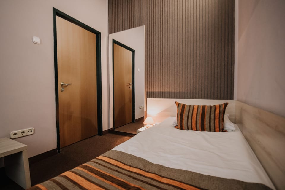 Single Room | In-room safe, iron/ironing board, free WiFi, bed sheets