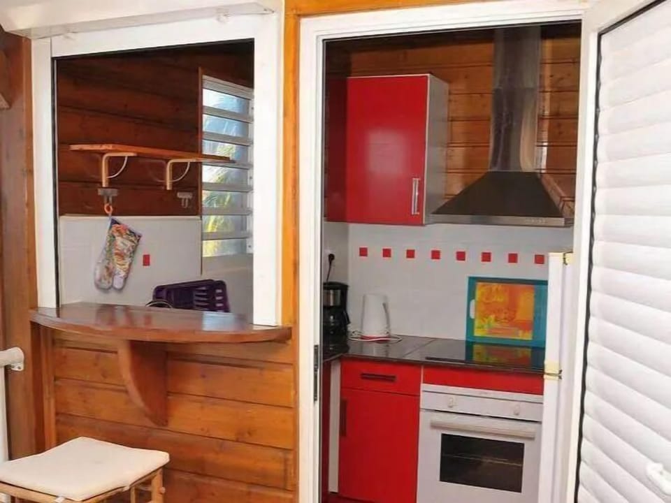 Frangipanier 2, 2 bedrooms, sea view | Private kitchen | Toaster, cleaning supplies