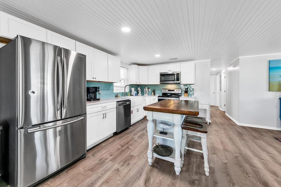 House, 2 Queen Beds (A Wave We Go) | Private kitchen