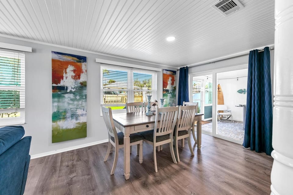 House, 2 Queen Beds (A Wave We Go) | Dining