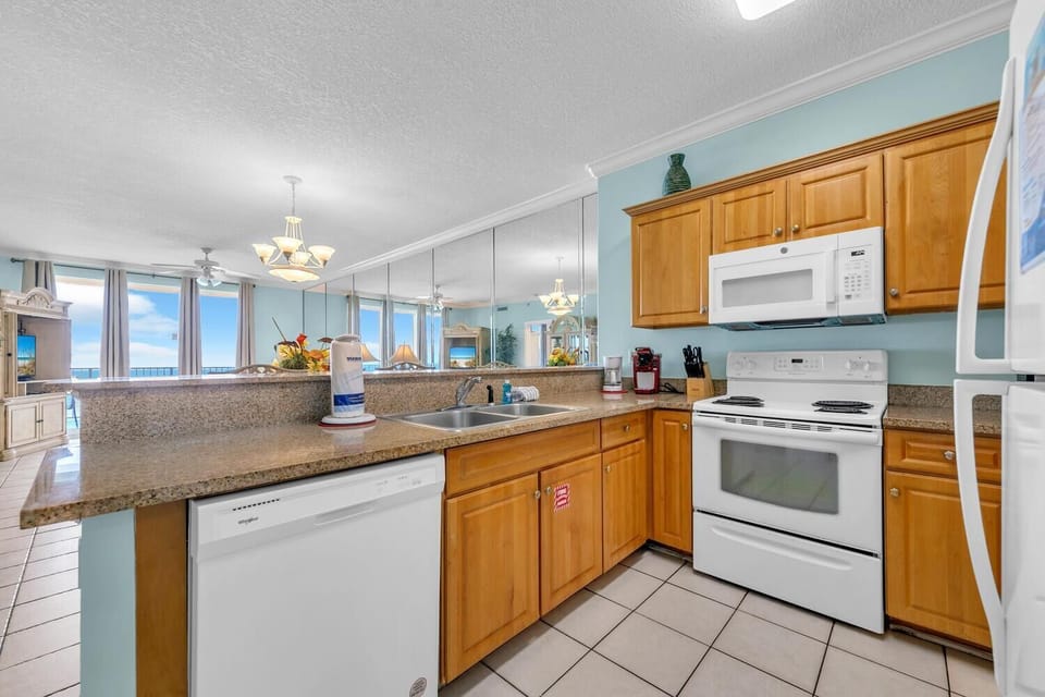 Condo, Multiple Beds (Twin Palms 702) | Private kitchen | Oven, toaster
