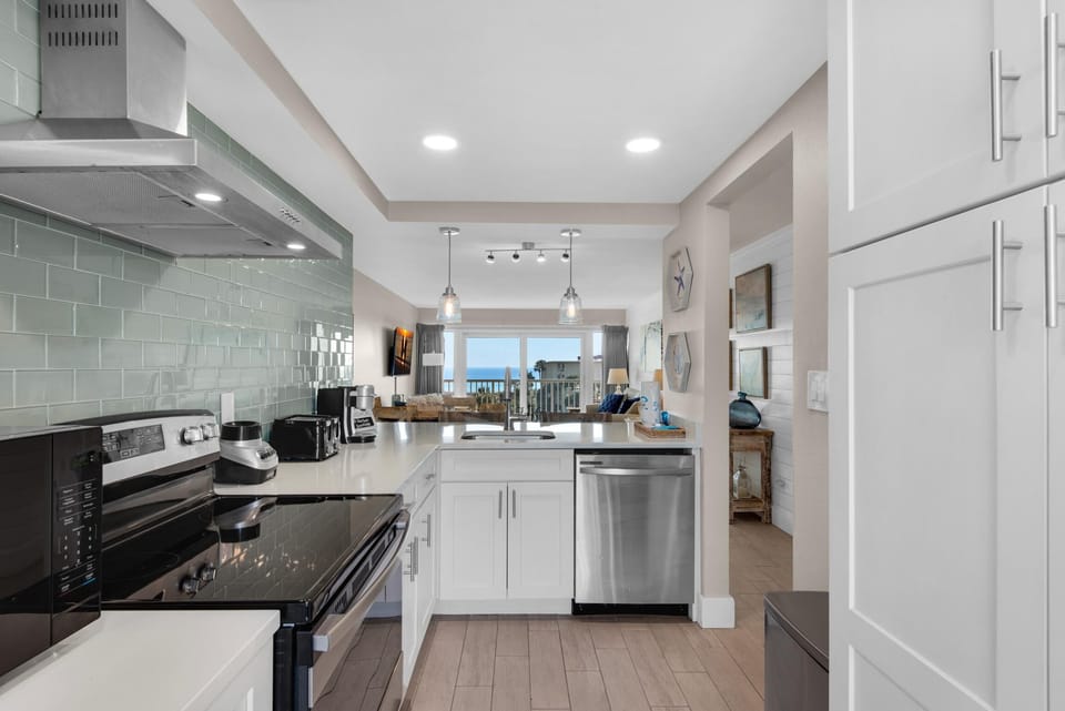 Condo, Multiple Beds (Silver Dunes Penthouse B) | Private kitchen