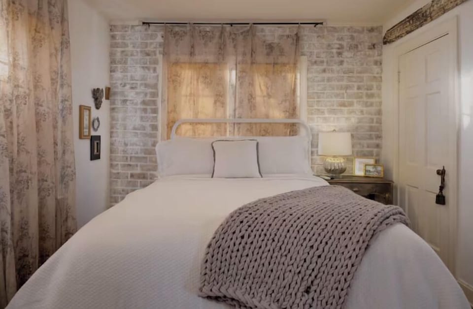 House | 2 bedrooms, iron/ironing board, free WiFi