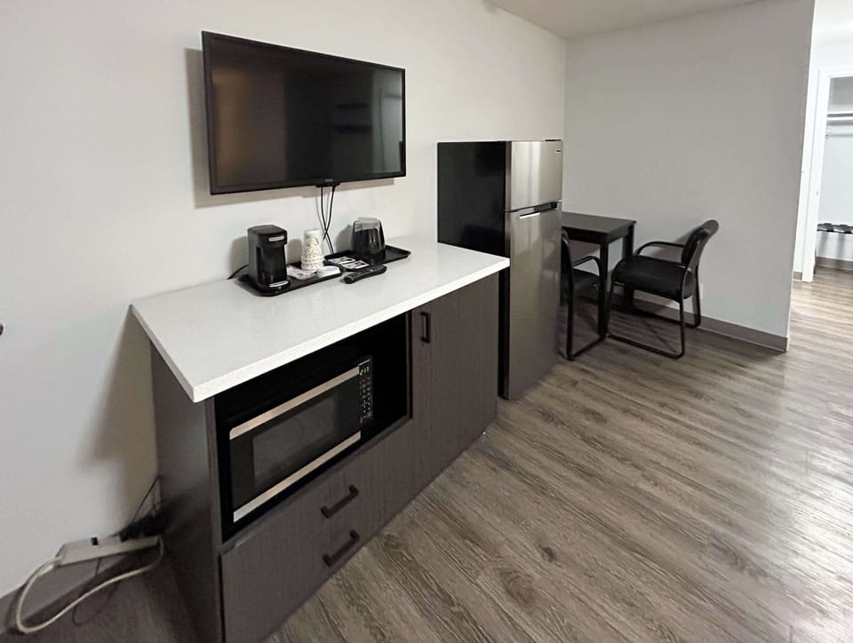 Full-size fridge, microwave, coffee/tea maker, freezer