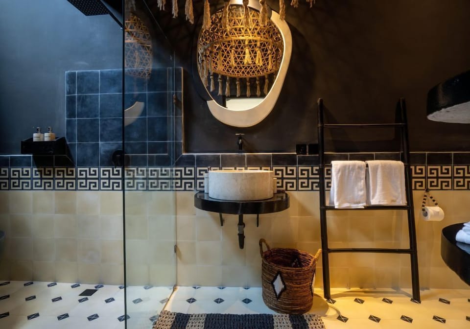 Deluxe King Or Twin With Bathtub | Bathroom | Shower, towels, soap, shampoo