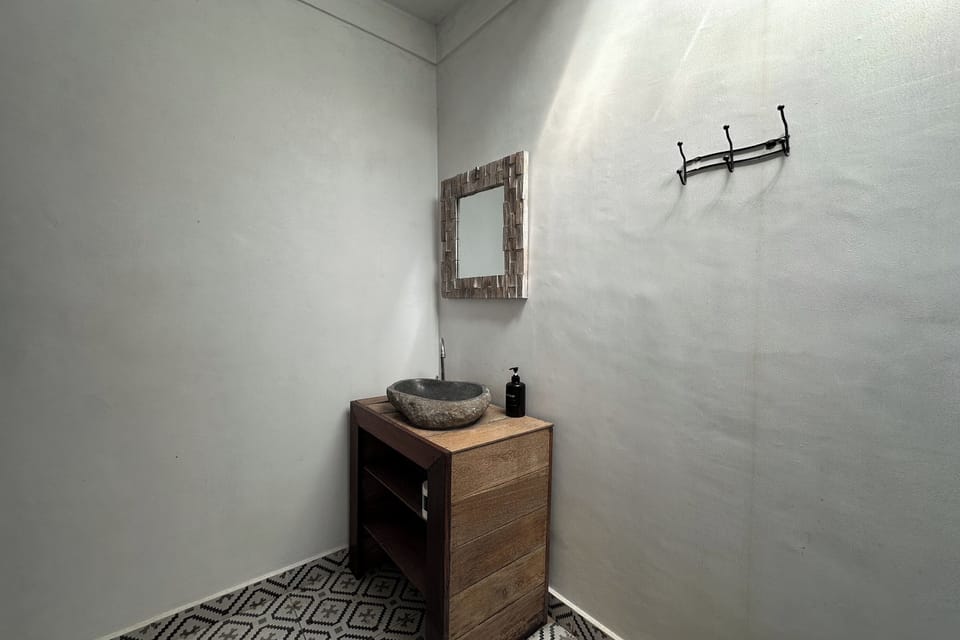 Deluxe Room | Bathroom | Slippers, soap, shampoo