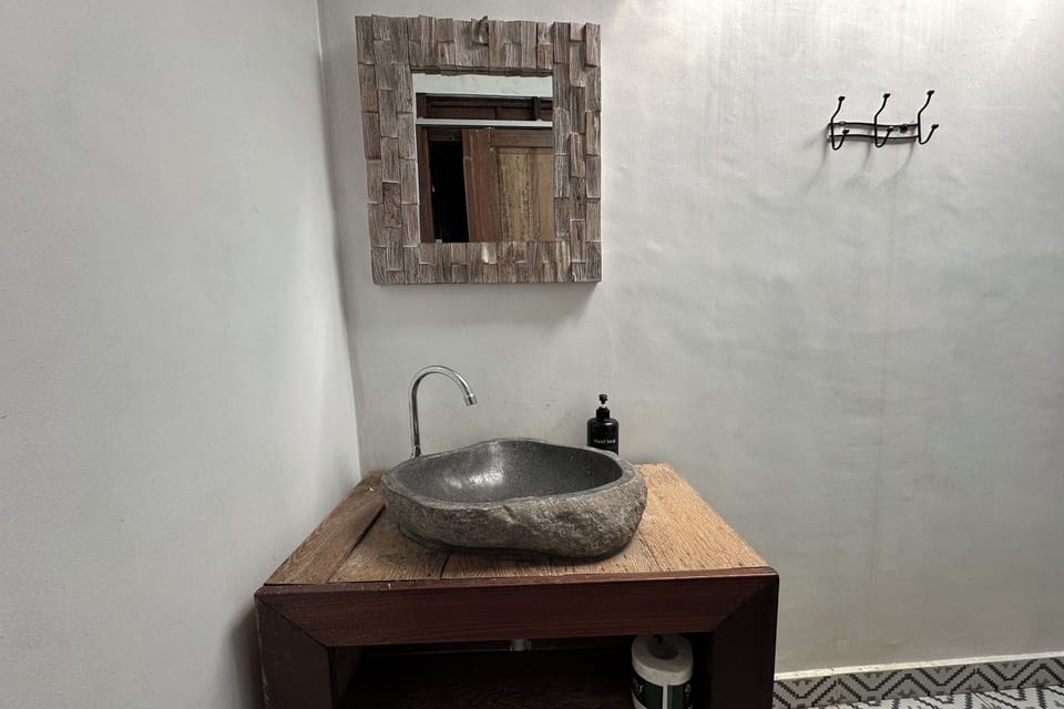 Deluxe Room | Bathroom | Slippers, soap, shampoo