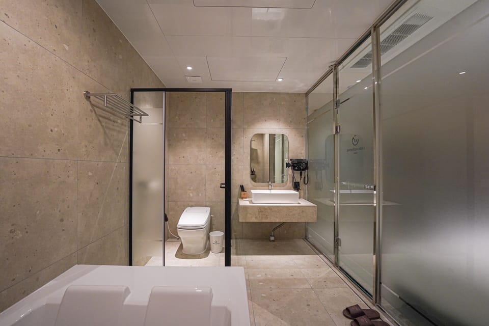 Premier Twin Room | Bathroom | Free toiletries, slippers, soap, shampoo