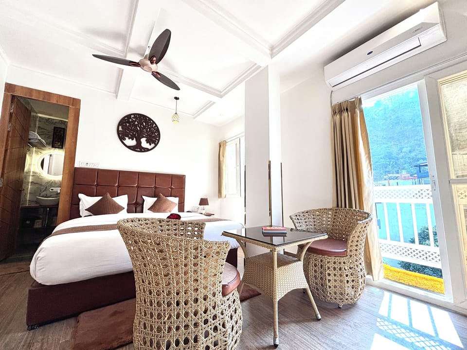 Premium Room | Living area | 32-inch LED TV with cable channels