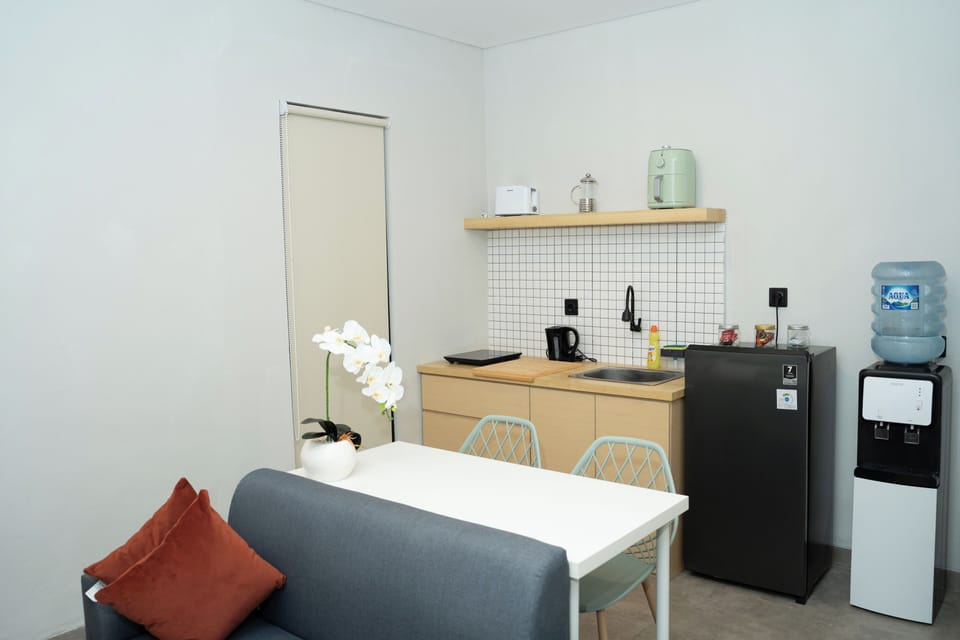 Comfort Double Room | Living area | 43-inch Smart TV with digital channels, Netflix, books
